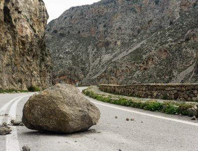 Risiko der Geldanlage als Felsen auf der Straße symbolisiert