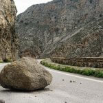 Risiko der Geldanlage als Felsen auf der Straße symbolisiert